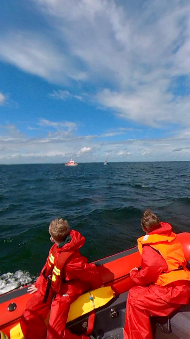 Seenotretter ERICH KOSCHUBS hat den havarierten Segler im Schlepp.